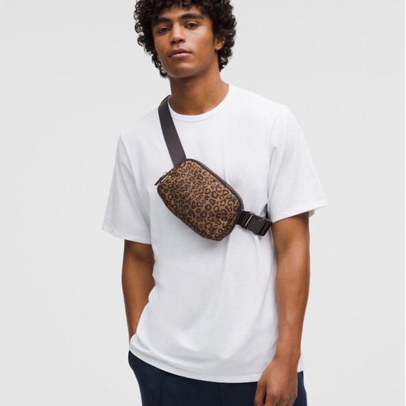 Lululemon Everywhere Belt Bag 1 L
Leopardo Desert Khaki - Picture 6 of 9
